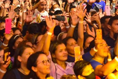Público de mãos levantadas no Mergulhar 2021