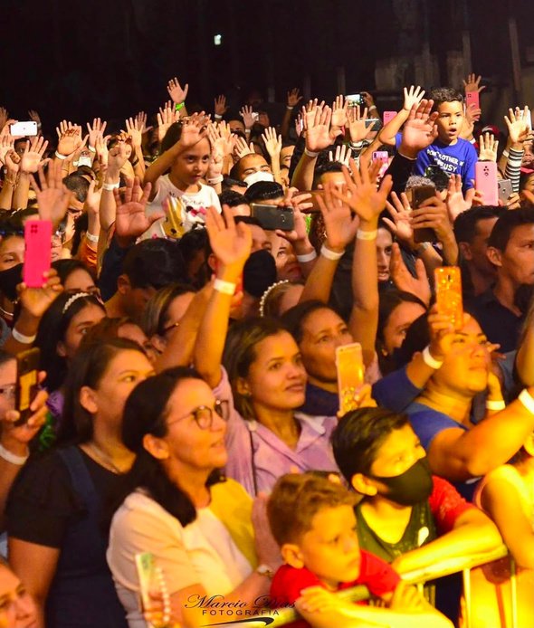 Público de mãos levantadas no Mergulhar 2021