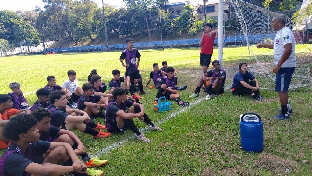 Time da Escolinha de Futebol Porto Villa em campo
