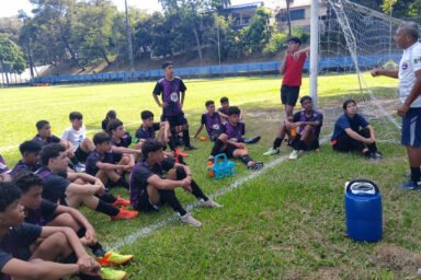 Time da Escolinha de Futebol Porto Villa em campo